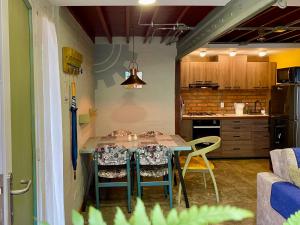 a kitchen with a table and chairs in a room at Container convertido en acogedor apartamento in Cajicá