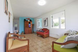 1 dormitorio con 2 camas y sala de estar en Casa Lula Beach Retreat - Dog friendly, Fenced backyard, en Arecibo