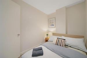 Cama ou camas em um quarto em A Comfy & Central 2BR Apt Near Flinders Station