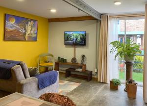 a living room with a couch and a tv at Container convertido en acogedor apartamento in Cajicá