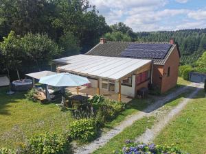- une vue sur une maison dotée de panneaux solaires dans l'établissement The Little Paradise Naturist only, à Morville