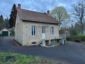 a brick house with a driveway in front of it at Vakantiehuis Bourgondie in Saint-Honoré-les-Bains