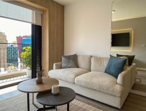 salon z kanapą i stołem w obiekcie Comfortable 1BR with modern balcony in San Isidro w mieście Lima