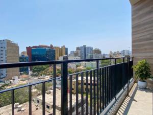 balcón con vistas a la ciudad en Comfortable 1BR with modern balcony in San Isidro en Lima