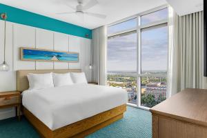 ein Hotelzimmer mit einem Bett und einem großen Fenster in der Unterkunft Club Wyndham Atlanta in Atlanta