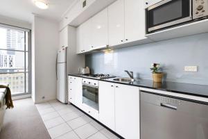 Una cocina o kitchenette en NEW! A Comfy & Stylish Apt Next to Darling Harbour