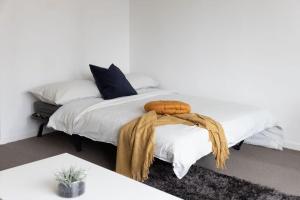 Una cama o camas en una habitación de NEW! A Comfy & Stylish Apt Next to Darling Harbour 15 fotos más