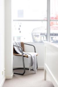 Un lugar para sentarse en NEW! A Comfy & Stylish Apt Next to Darling Harbour
