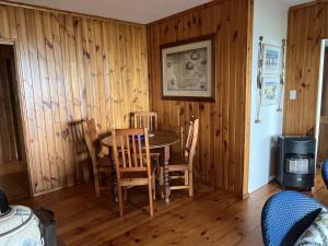 Peaceful guest suite with balcony views and garden setting休息區