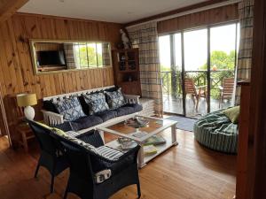 Peaceful guest suite with balcony views and garden setting休息區