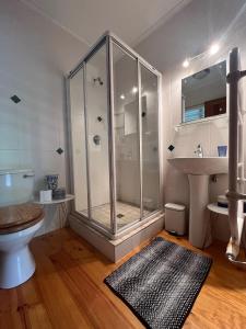 Peaceful guest suite with balcony views and garden setting衛浴