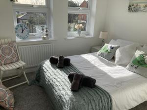 a bedroom with a bed with towels on it at The Sashes - Apartment Two - FREE Parking - Ultrafast WIFI - Smart TV - Netflix - sleeps up to 6! Close to Poole Town Center & Sandbanks & Bournemouth in Poole