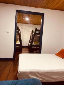 Habitación con cama y sillas. en The Canarys Hostal, en Santa Rosa de Cabal