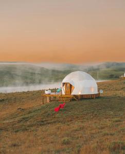 a yurt in the middle of a field at Glamping Atmosphera in Cambara do Sul