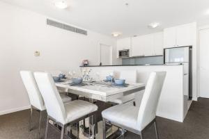 Eldhús eða eldhúskrókur á A Spacious 2BR Apt with an Amazing View Over Darling Harbour