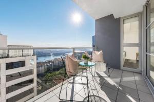 Svalir eða verönd á A Spacious 2BR Apt with an Amazing View Over Darling Harbour
