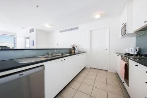 Eldhús eða eldhúskrókur á A Spacious 2BR Apt with an Amazing View Over Darling Harbour