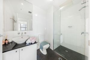 Baðherbergi á A Spacious 2BR Apt with an Amazing View Over Darling Harbour