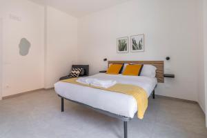 Postel nebo postele na pokoji v ubytování Shiny Rooms Verona