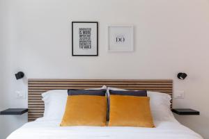 Postel nebo postele na pokoji v ubytování Shiny Rooms Verona
