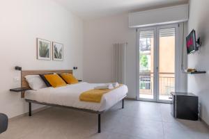 Postel nebo postele na pokoji v ubytování Shiny Rooms Verona