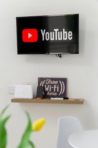 TV a/nebo společenská místnost v ubytování Shiny Rooms Verona
