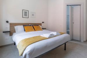 Postel nebo postele na pokoji v ubytování Shiny Rooms Verona