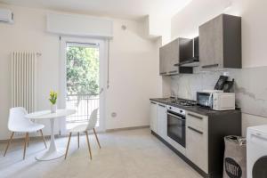 Kuchyň nebo kuchyňský kout v ubytování Shiny Rooms Verona