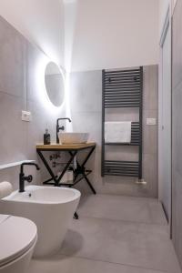 uma casa de banho com uma banheira, um lavatório e um WC. em Shiny Rooms Verona em Verona