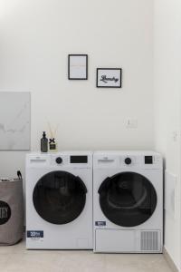 twee witte wasmachines in een witte kamer bij Shiny Rooms Verona in Verona