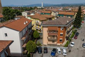 een luchtzicht op een stad met gebouwen bij Shiny Rooms Verona in Verona