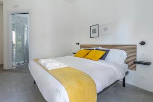 Postel nebo postele na pokoji v ubytování Shiny Rooms Verona