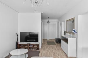 sala de estar con TV y mesa en Happy house, en Helsinki