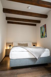 een slaapkamer met een groot bed en houten plafonds bij Exklusive Seeappartements beim Elfenhaus in Grundlsee