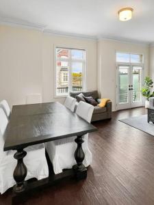 uma sala de estar com uma mesa e um sofá em Luxury Family Home em Markham