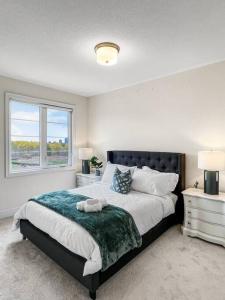 um quarto com uma cama grande e uma janela em Luxury Family Home em Markham