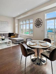 uma sala de estar com mesa e cadeiras em Luxury Family Home em Markham
