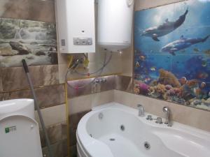 Квартира в Баку в тихом дворе في باكو: حمام مع حوض استحمام وحوض سمك