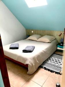 een slaapkamer met een bed met twee handdoeken erop bij Océan · Gite rural - Herbignac, La Roche-Bernard in Herbignac