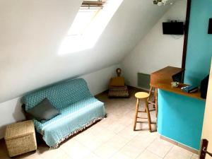 een woonkamer met een blauwe bank en een tafel bij Océan · Gite rural - Herbignac, La Roche-Bernard in Herbignac