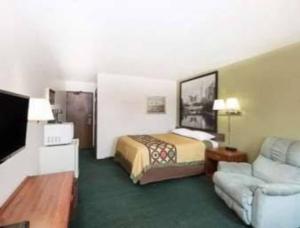 a hotel room with a bed and a couch at AINSWORTHINN in Ainsworth