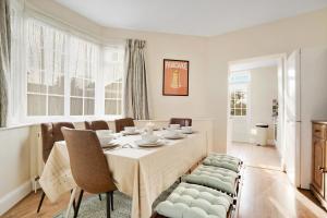 een eetkamer met een tafel en stoelen bij 5 bed with parking and large private garden in Finchley