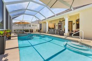 einen Innenpool mit einer offenen Terrasse und einem Innenpool in der Unterkunft Villa-Haze, lots of privacy, solar & electric heated pool and SPA in Cape Coral