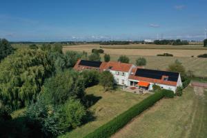 uma vista aérea de uma casa num campo em Polderlicht em Blankenberge