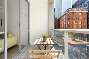 Rõdu või terrass majutusasutuses A Cozy & Modern Studio Right Next to Darling Harbour