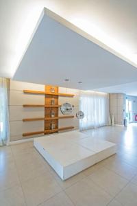 a large room with a white couch in the middle at Studio Business Alto da Boa Vista - Perto do Consulado e Transamérica in Sao Paulo