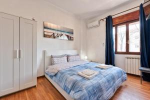 een slaapkamer met een bed met een blauw dekbed bij Midtown Garden City in Marghera