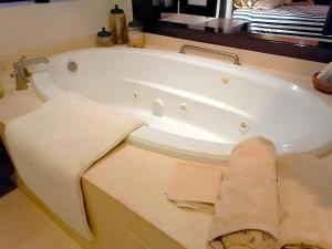 Gallery image of Condo VistaMar in Puerta Cortes, Luxury 2BR 2Bath Condo Private beach & pool! in La Paz +13 photos