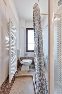 een badkamer met een toilet en een douche met een douchegordijn bij Midtown Garden City in Marghera