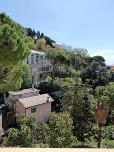 ein Haus an der Seite eines Hügels mit Bäumen in der Unterkunft [Forti Genova-Free Parking] Castellaccio Apartment 2 in Genua